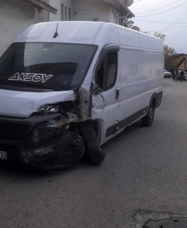 minibus-ile-hafif-ticari-arac-carpisti-2-yarali-XdgA6KKA.jpg