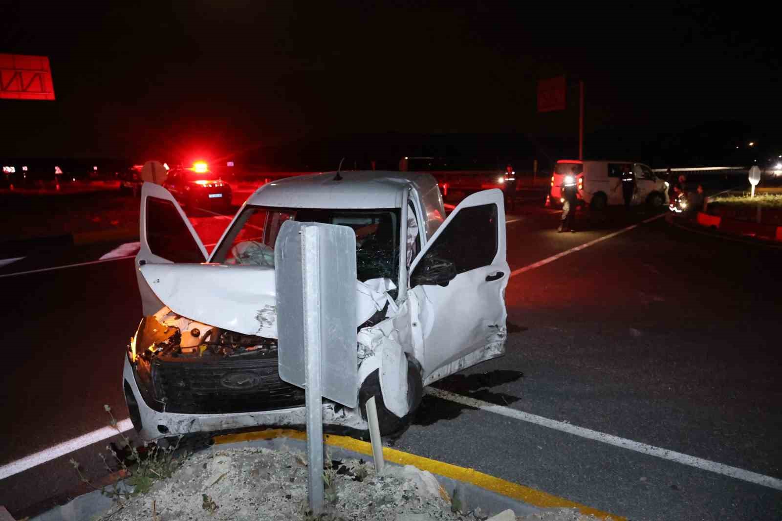 Minibüs ile hafif ticari araç çarpıştı: 5 yaralı 4 minibus ile hafif ticari arac carpisti 5 yarali 0 8z3Ueagg