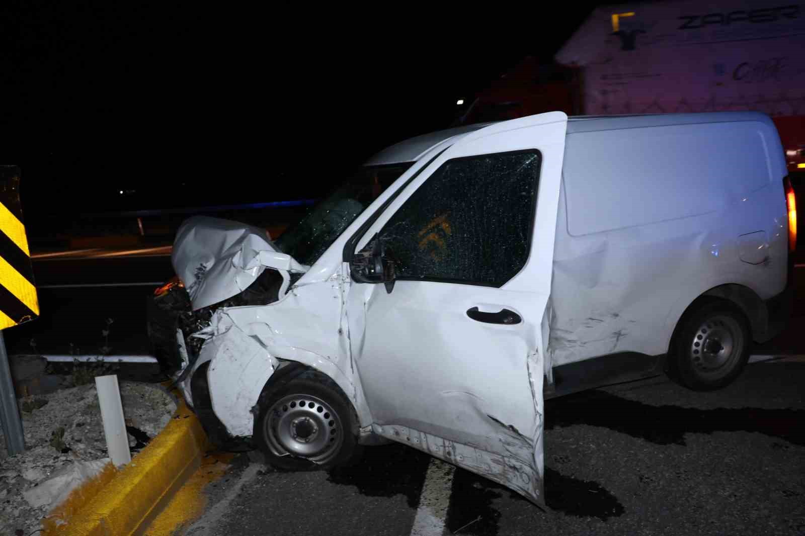 Minibüs ile hafif ticari araç çarpıştı: 5 yaralı 8 minibus ile hafif ticari arac carpisti 5 yarali 4 tXDe5iuc