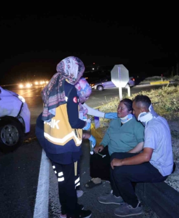 minibus-ile-hafif-ticari-arac-carpisti-5-yarali-XiDP2sm8.jpg