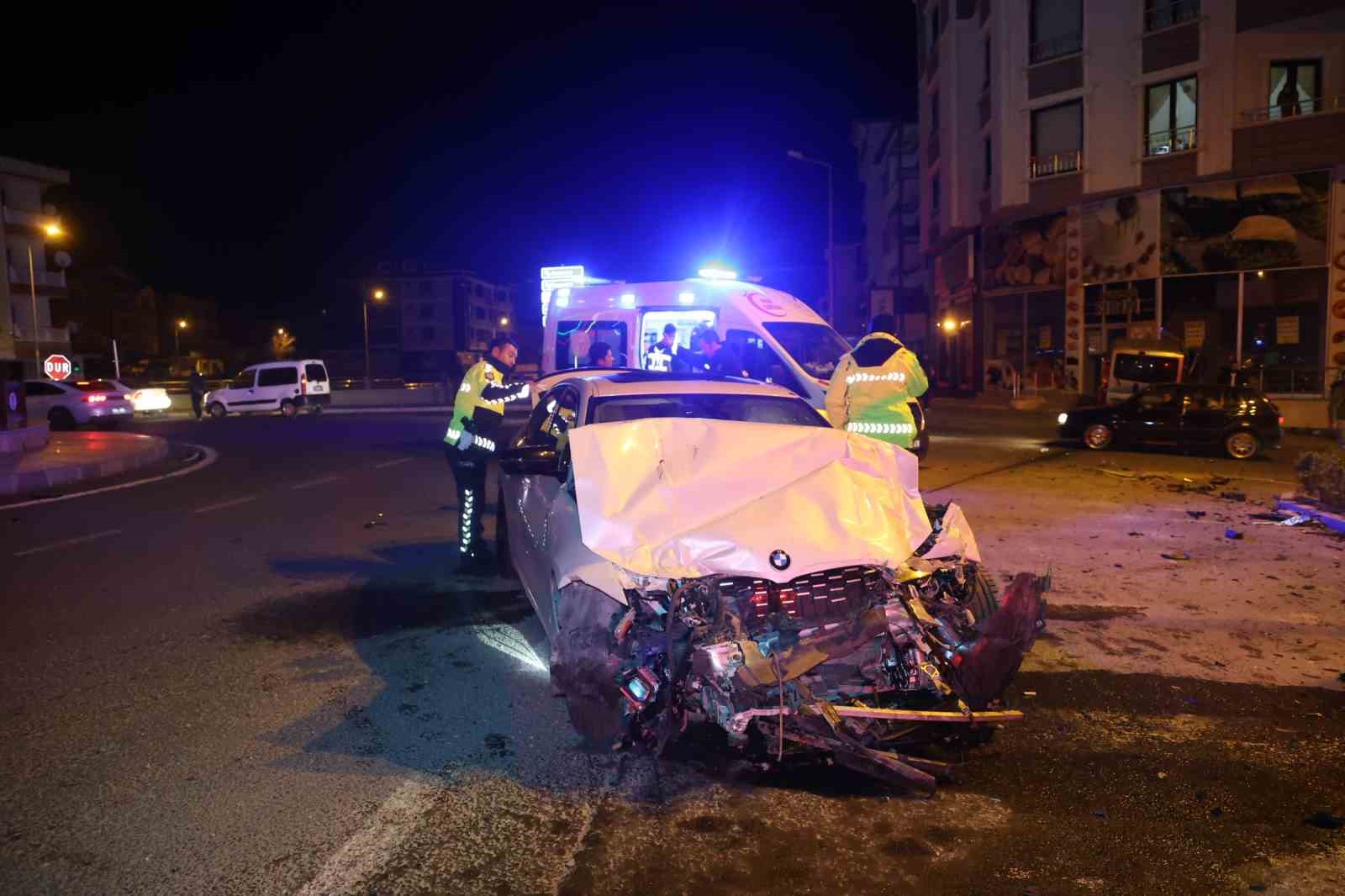 minibus ile otomobil carpisti 1i agir 3 yarali 1 9WSUYDTX