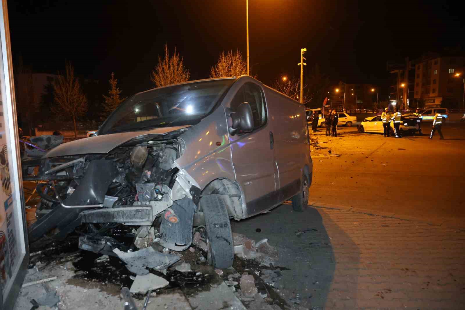 minibus ile otomobil carpisti 1i agir 3 yarali 2 7fjLZDUQ