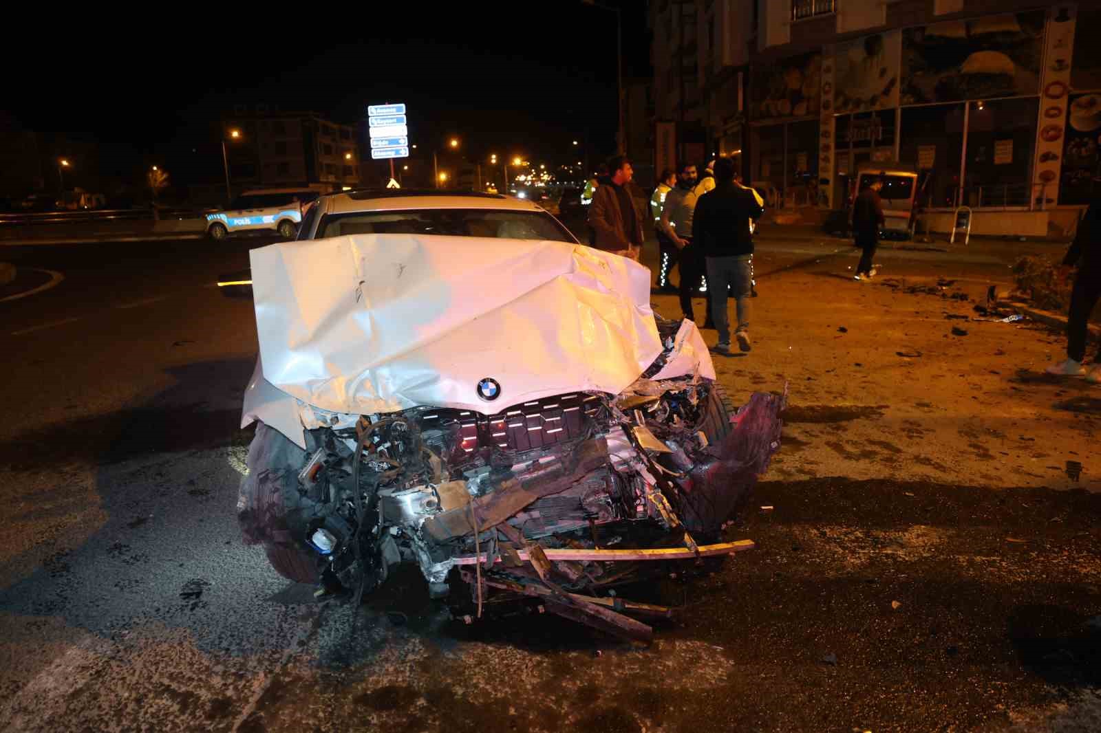 minibus ile otomobil carpisti 1i agir 3 yarali 3