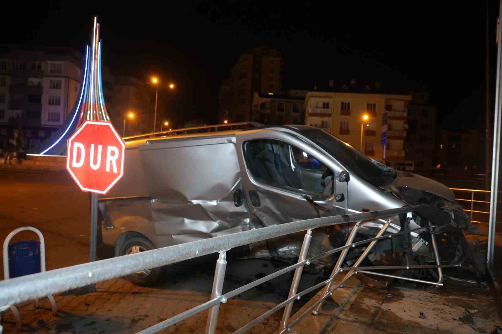 minibus ile otomobil carpisti 1i agir 3 yarali 4 3TDMCjMi