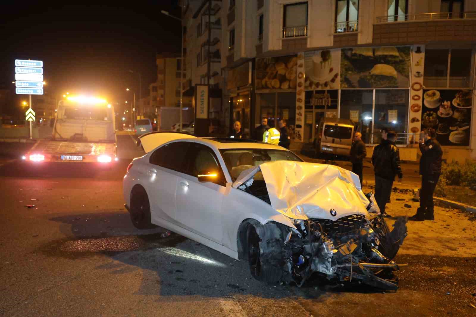 minibus ile otomobil carpisti 1i agir 3 yarali 5 b6aQ7dz9