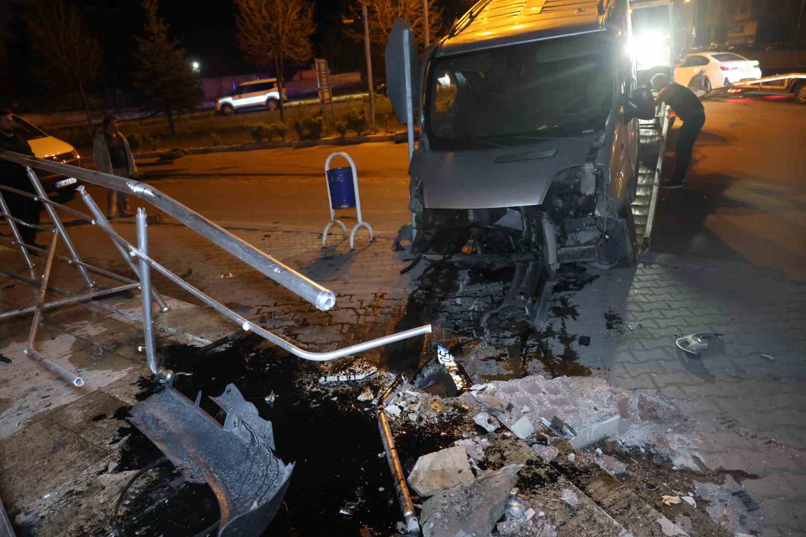 minibus ile otomobil carpisti 1i agir 3 yarali 6 Ccz3IFFs