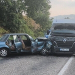 minibus-ile-otomobil-carpisti-2-yarali-Ll9PiIqQ.jpg