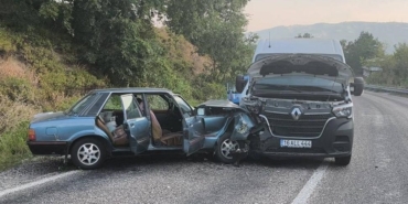 minibus-ile-otomobil-carpisti-2-yarali-Ll9PiIqQ.jpg