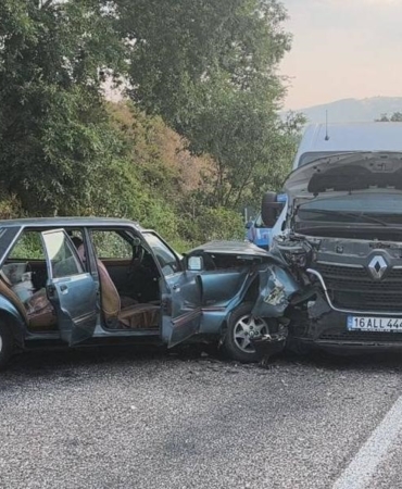 minibus-ile-otomobil-carpisti-2-yarali-Ll9PiIqQ.jpg