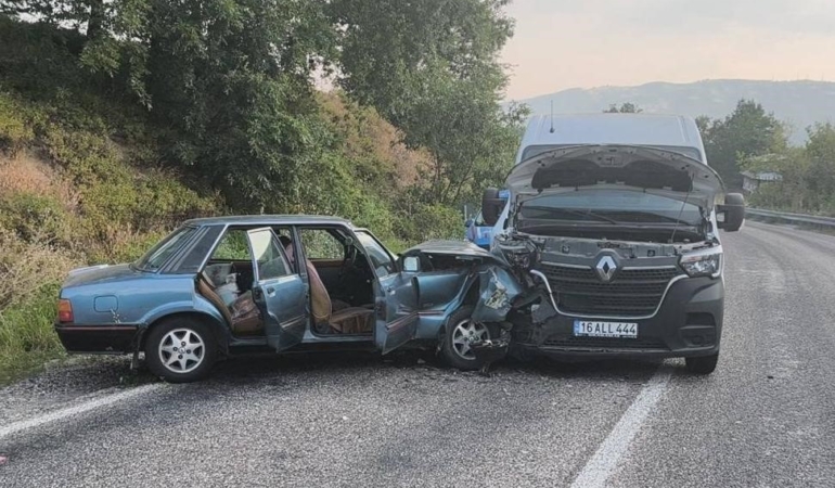 minibus-ile-otomobil-carpisti-2-yarali-Ll9PiIqQ.jpg