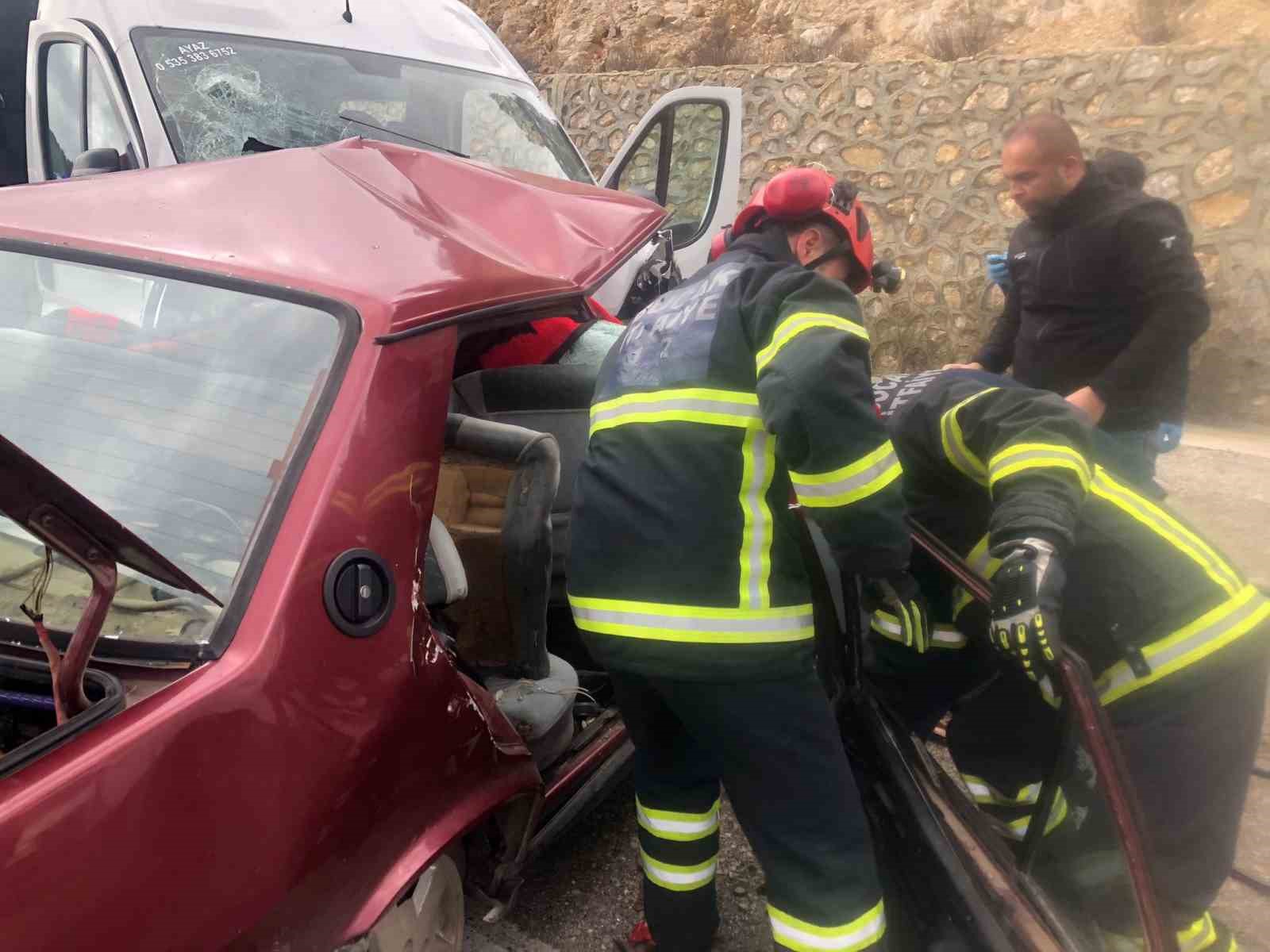 minibus ile otomobil kafa kafaya carpisti 2 olu 4 yarali 1 JuAciEtO