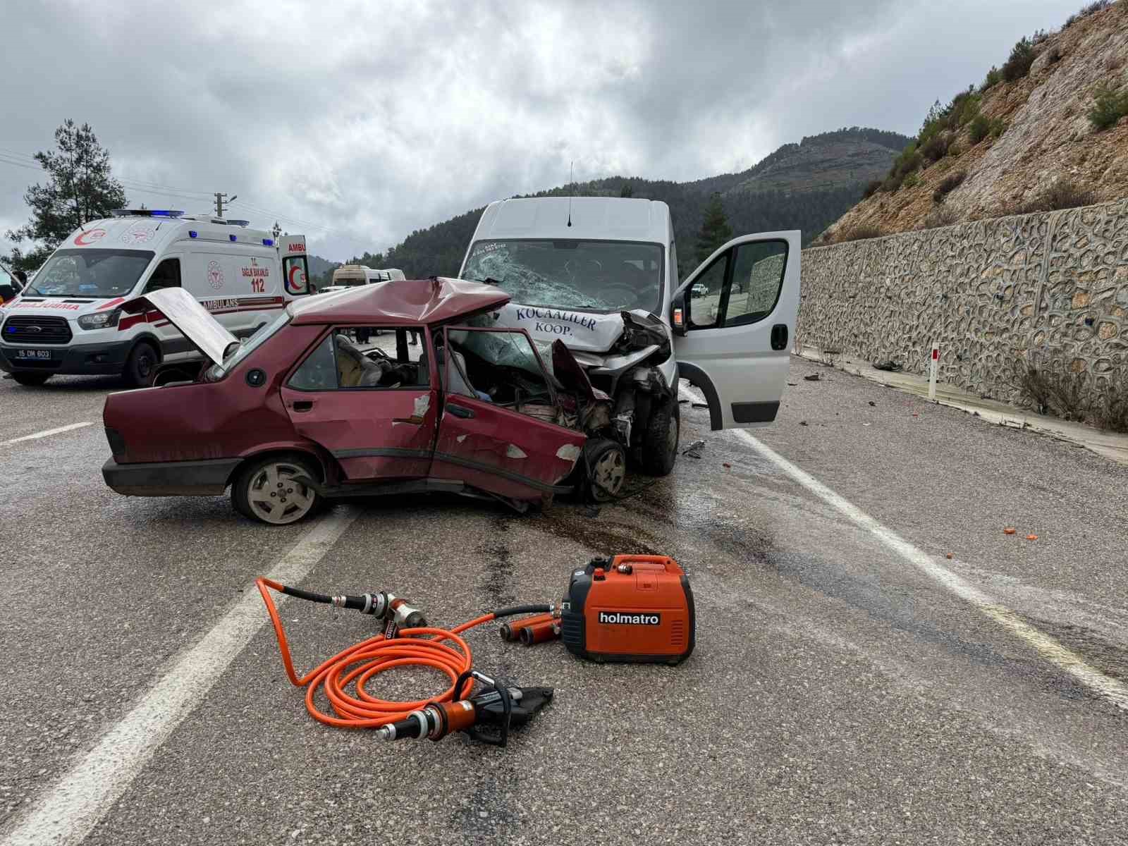 minibus ile otomobil kafa kafaya carpisti 2 olu 4 yarali 2 Hk3cC9O6