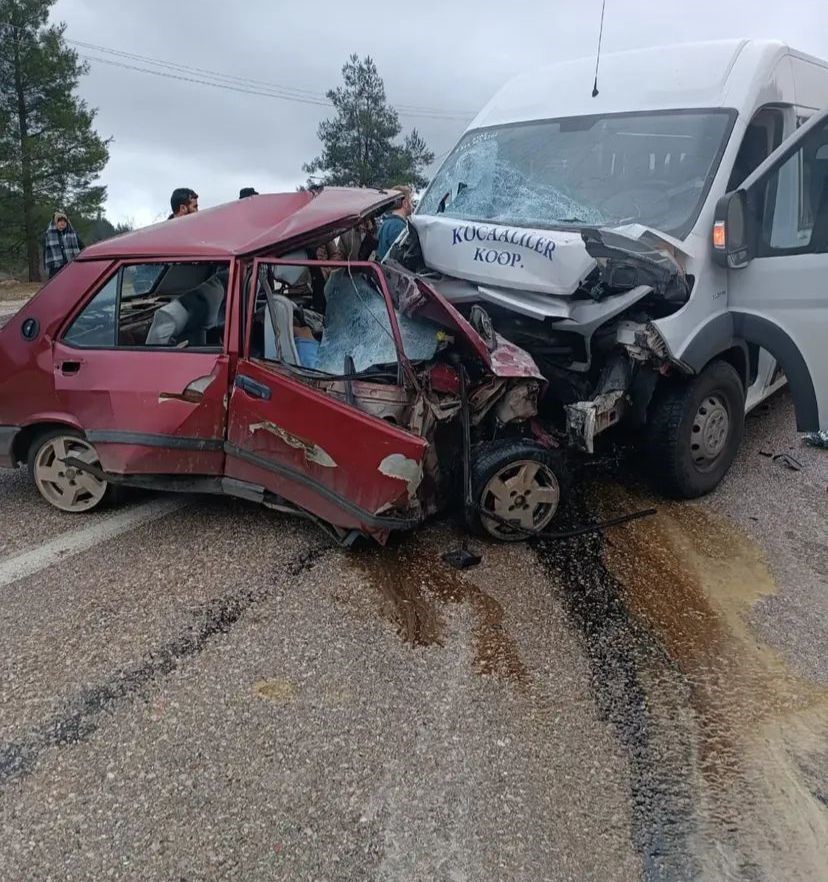 minibus ile otomobil kafa kafaya carpisti 2 olu 4 yarali 3