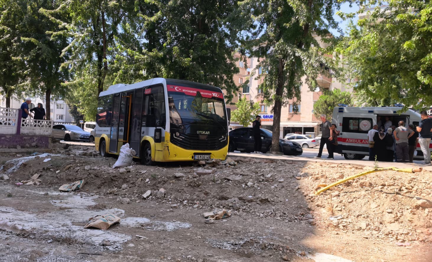 Minibüs, iş yerine çarptıktan sonra boş arsaya uçtu 4 minibus is yerine carptiktan sonra bos arsaya uctu 0 h48K3H82