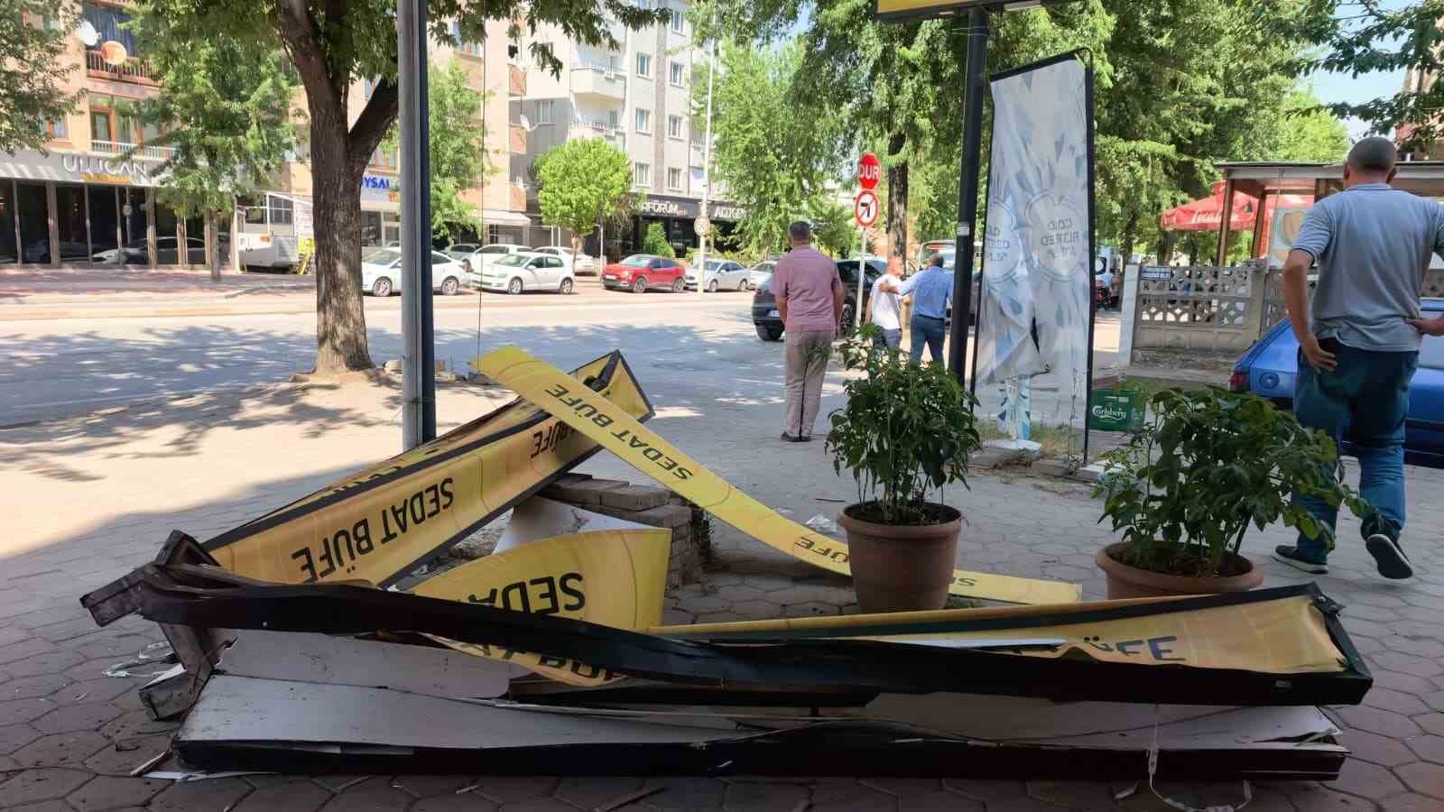 Minibüs, iş yerine çarptıktan sonra boş arsaya uçtu 5 minibus is yerine carptiktan sonra bos arsaya uctu 1 WsKKIHK6