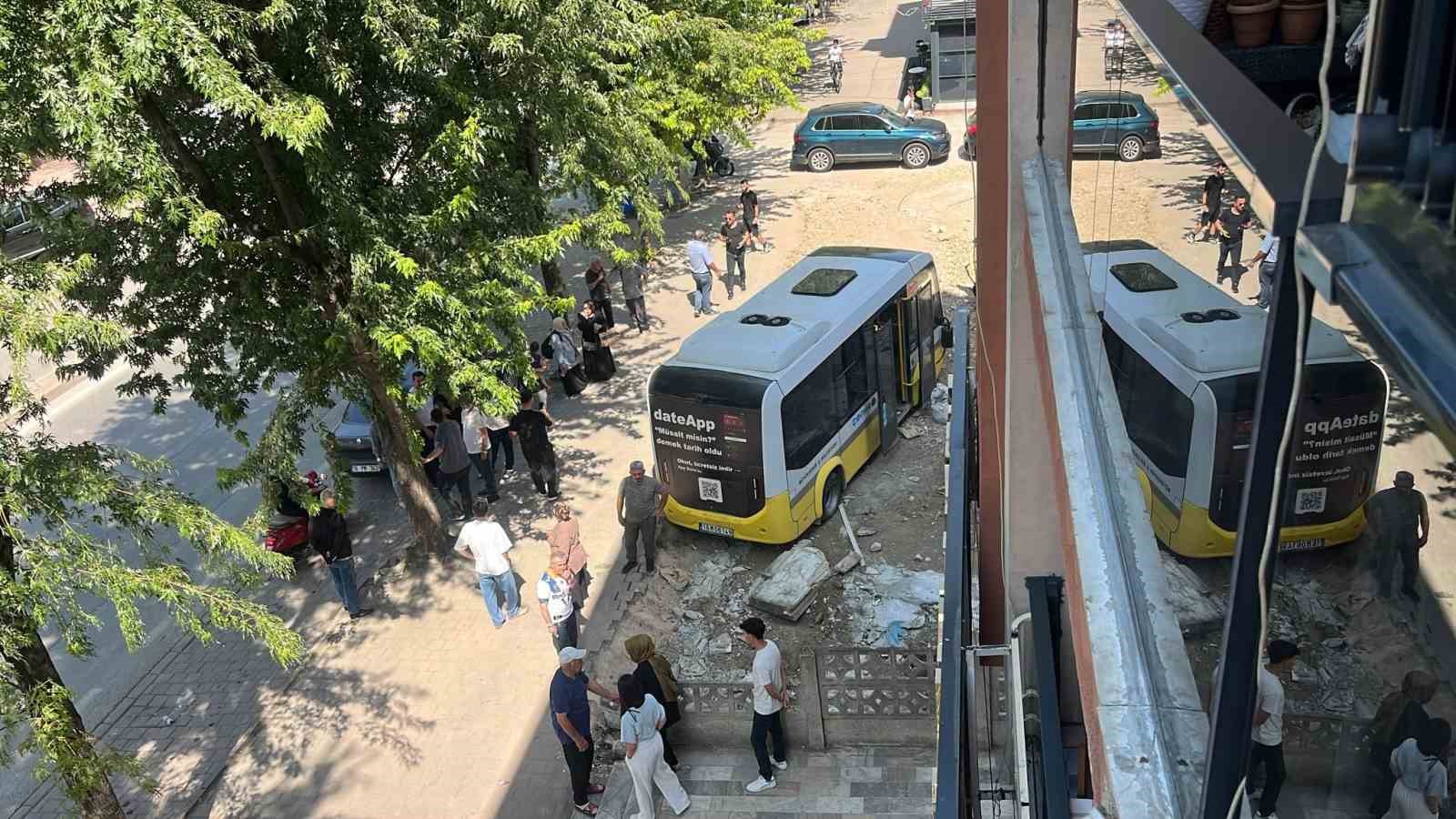 Minibüs, iş yerine çarptıktan sonra boş arsaya uçtu 6 minibus is yerine carptiktan sonra bos arsaya uctu 2 HbhCjg16