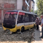 minibus-is-yerine-carptiktan-sonra-bos-arsaya-uctu-GRmppVZy.jpg