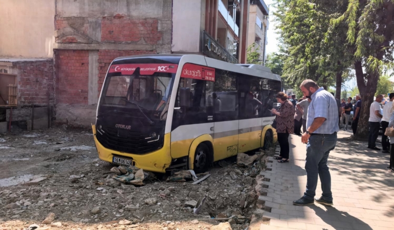 minibus-is-yerine-carptiktan-sonra-bos-arsaya-uctu-GRmppVZy.jpg
