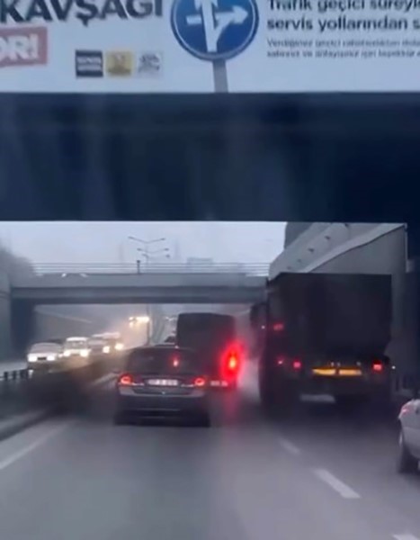 minibus surucusu makas atarak trafigi tehlikeye dusurdu 1 tt1P1Zuq