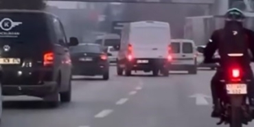 minibus-surucusu-makas-atarak-trafigi-tehlikeye-dusurdu-sc4nYlRG.jpg