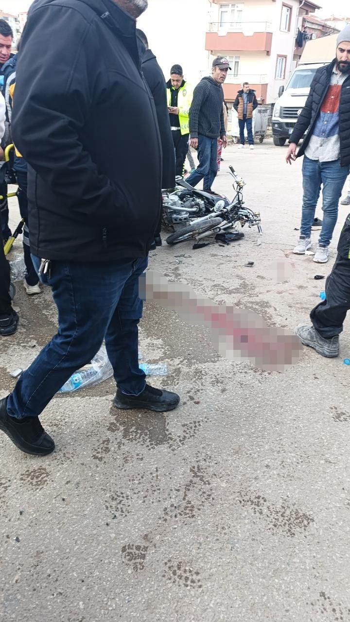 minibuse arkadan carpan motosikletteki 2 kisi agir yaralandi 3 gnsUYZif