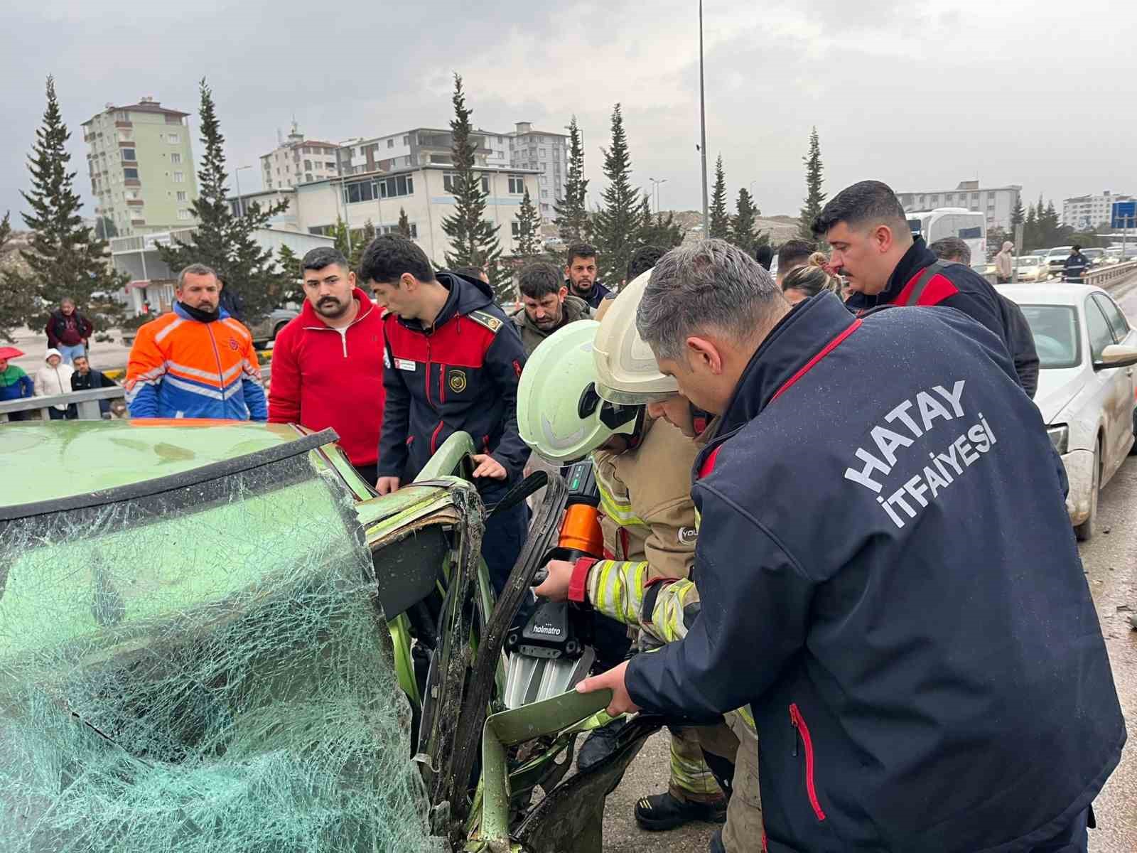 minibusle carpisan otomobil hurdaya dondu 1i agir 5 yarali 0 uA2IeUXF