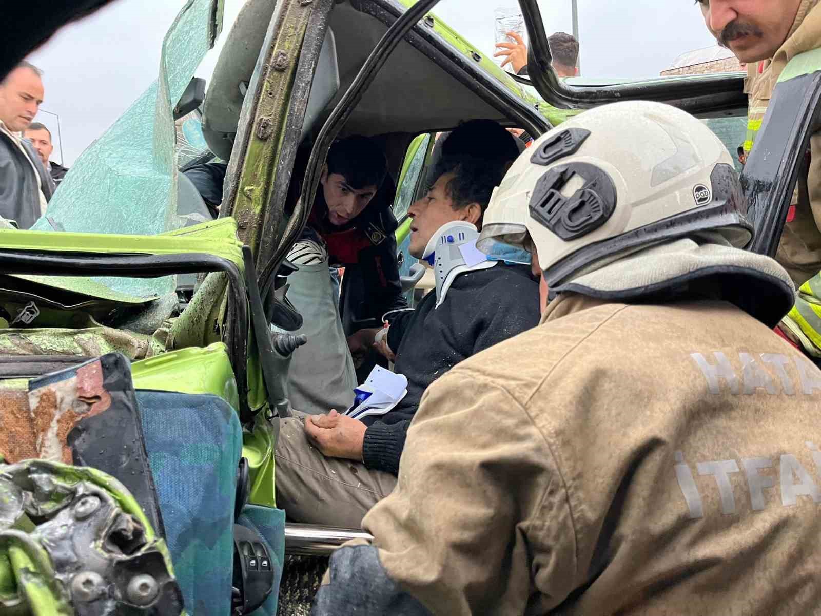 minibusle carpisan otomobil hurdaya dondu 1i agir 5 yarali 4