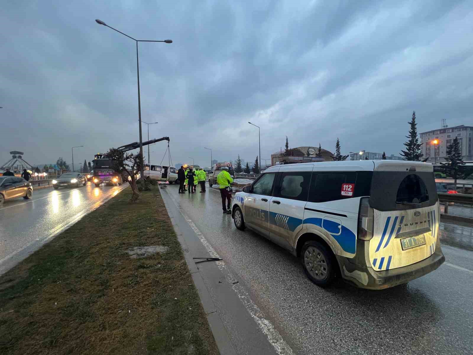 minibusle carpisan otomobil hurdaya dondu 1i agir 5 yarali 7 S4Dj2LqU