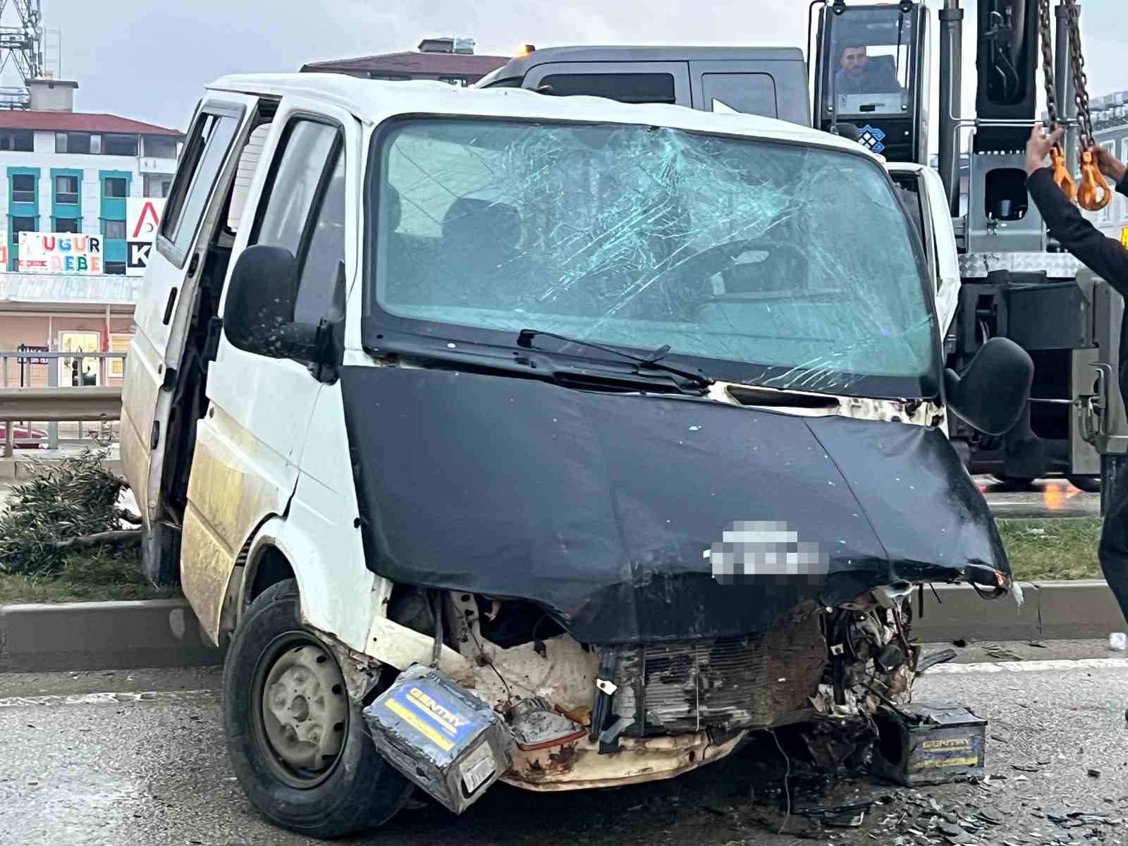 minibusle carpisan otomobil hurdaya dondu 1i agir 5 yarali 8 6s59zwR4