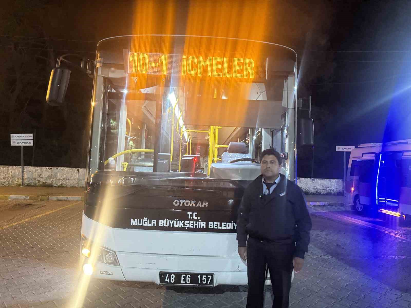 Minibüste fenalaşan öğrenciyi hastaneye yetiştiren şoför Gönen: "İnsanlık vazifemi yaptım" 6 minibuste fenalasan ogrenciyi hastaneye yetistiren sofor gonen insanlik vazifemi yaptim 2 M2X78Q1r