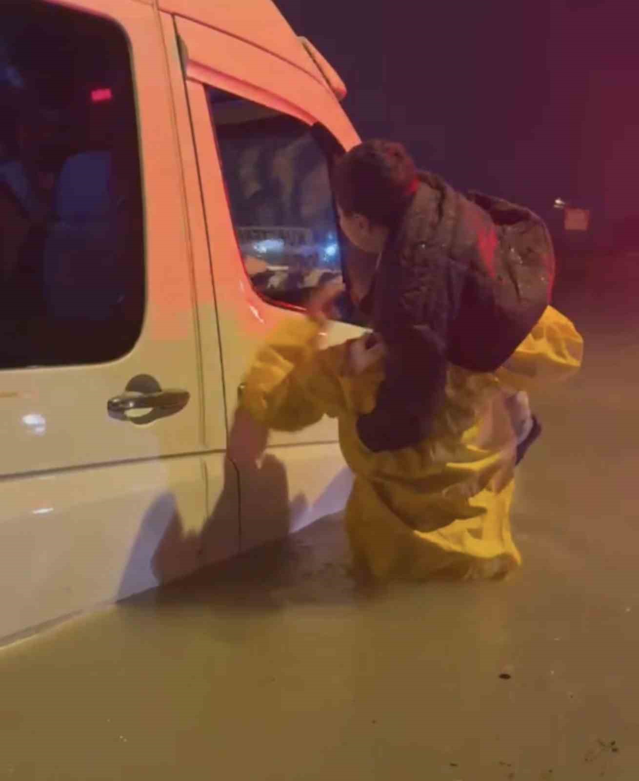 Minibüste mahsur kalan 4 kişiyi itfaiye kurtardı 6 minibuste mahsur kalan 4 kisiyi itfaiye kurtardi 2 J4WDU2VL