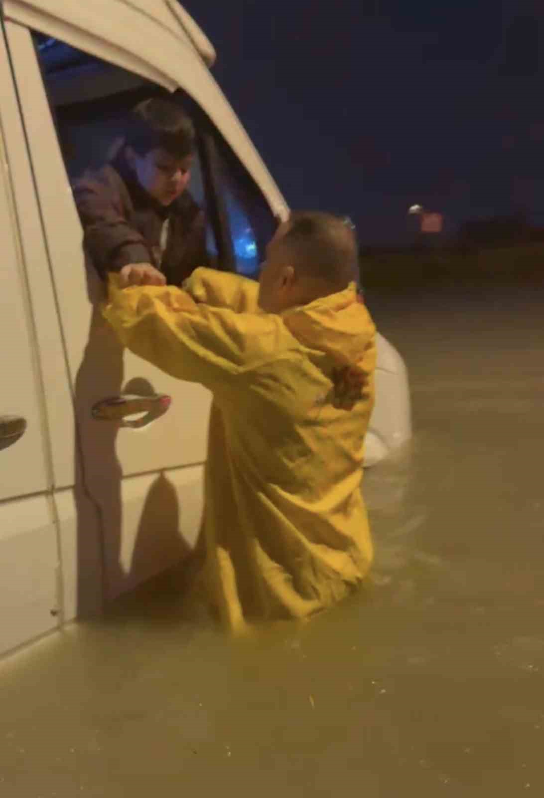 Minibüste mahsur kalan 4 kişiyi itfaiye kurtardı 7 minibuste mahsur kalan 4 kisiyi itfaiye kurtardi 3 QIZYlc2r