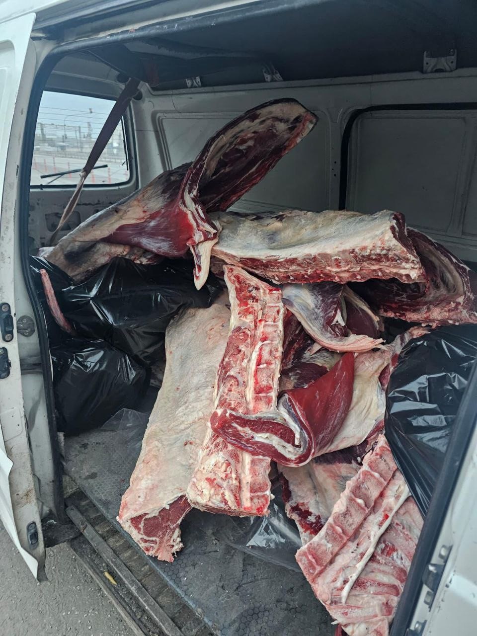 minibuste mensei belirsiz 1 ton kirmizi et ele gecirildi 2 ZabggKEG