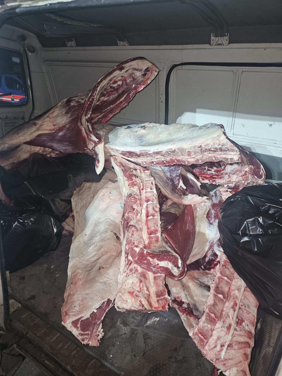 minibuste mensei belirsiz 1 ton kirmizi et ele gecirildi 4