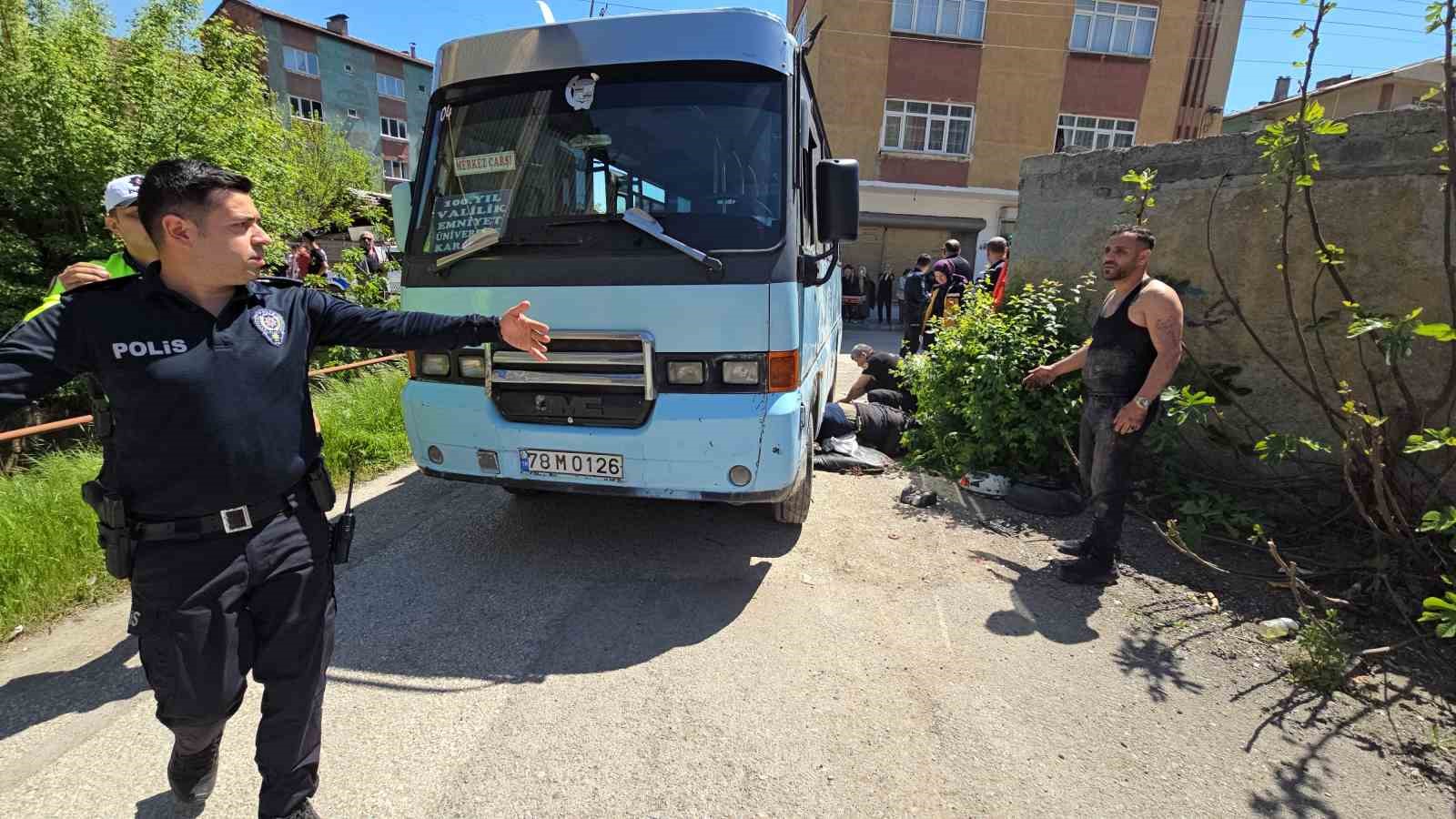 Minibüsün altında can pazarı: Motosikletliyi ekipler zamanla yarışarak kurtardı 5 minibusun altinda can pazari motosikletliyi ekipler zamanla yarisarak kurtardi 1 2JmMJjK5
