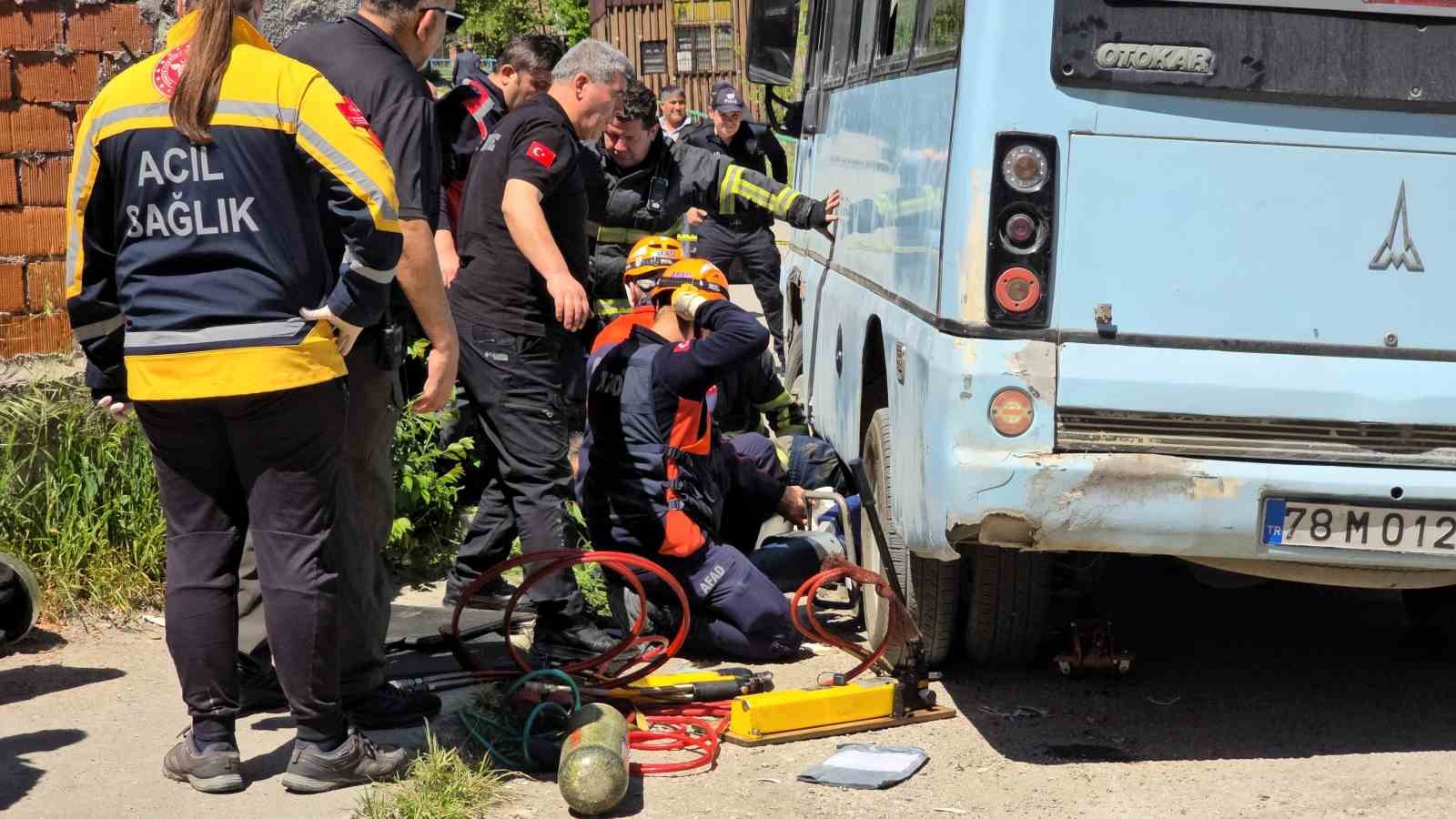 Minibüsün altında can pazarı: Motosikletliyi ekipler zamanla yarışarak kurtardı 6 minibusun altinda can pazari motosikletliyi ekipler zamanla yarisarak kurtardi 2 hGcD7wNv