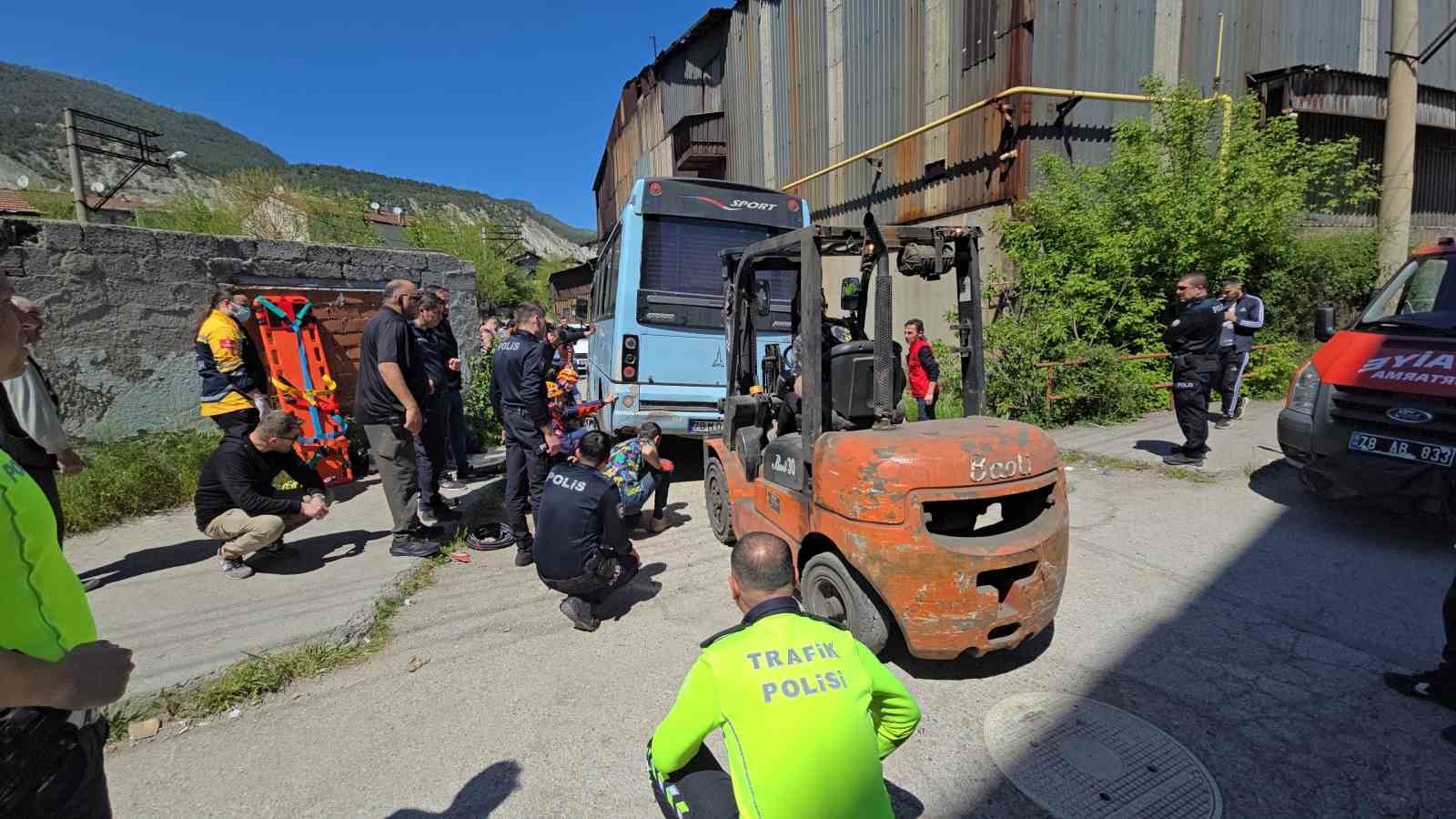Minibüsün altında can pazarı: Motosikletliyi ekipler zamanla yarışarak kurtardı 7 minibusun altinda can pazari motosikletliyi ekipler zamanla yarisarak kurtardi 3 Yi5Mkks3