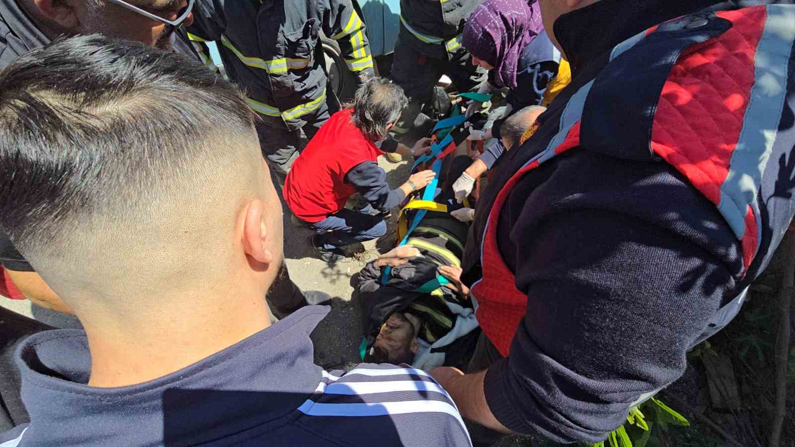 Minibüsün altında can pazarı: Motosikletliyi ekipler zamanla yarışarak kurtardı 8 minibusun altinda can pazari motosikletliyi ekipler zamanla yarisarak kurtardi 4 rbZM7IQs