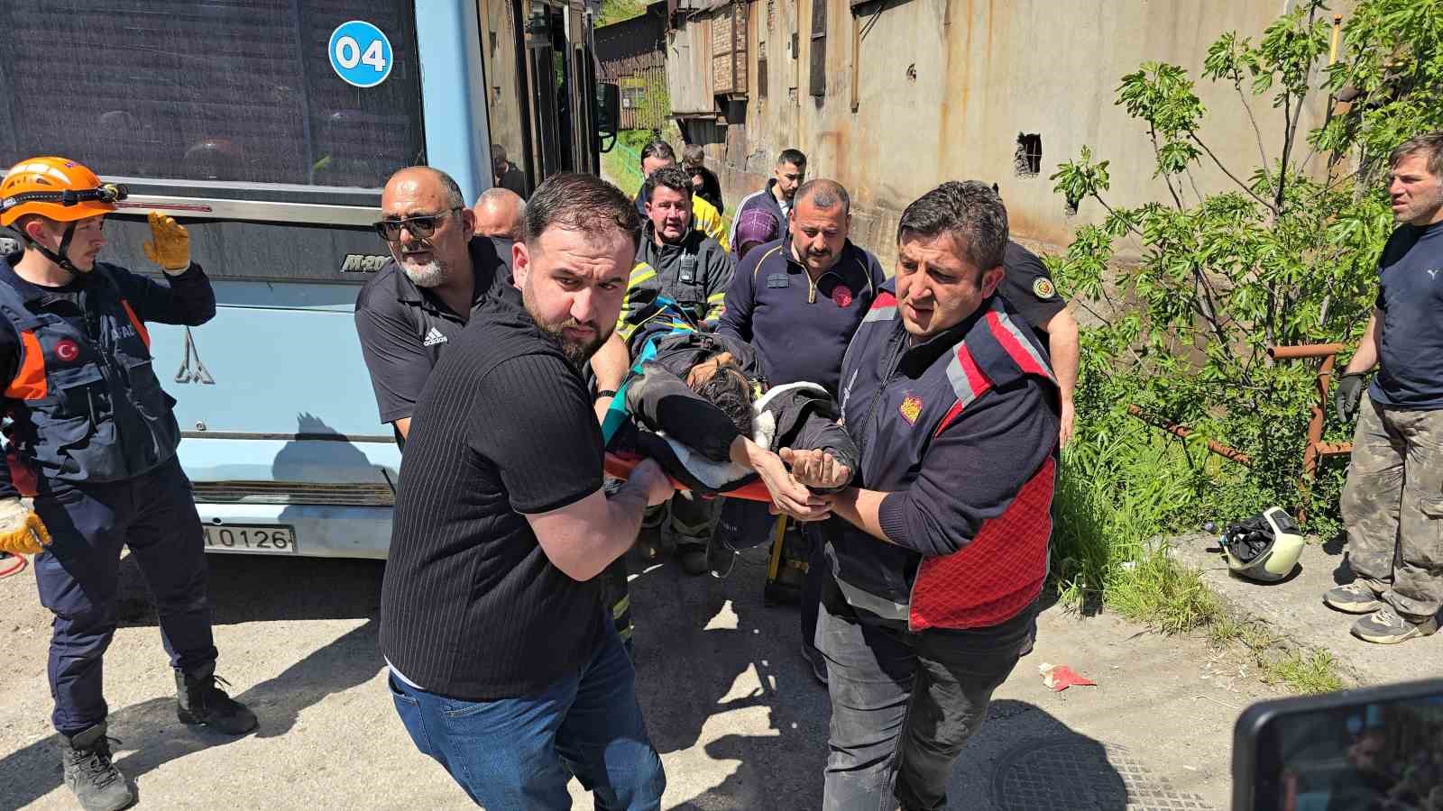 Minibüsün altında can pazarı: Motosikletliyi ekipler zamanla yarışarak kurtardı 9 minibusun altinda can pazari motosikletliyi ekipler zamanla yarisarak kurtardi 5 zv86SWQc