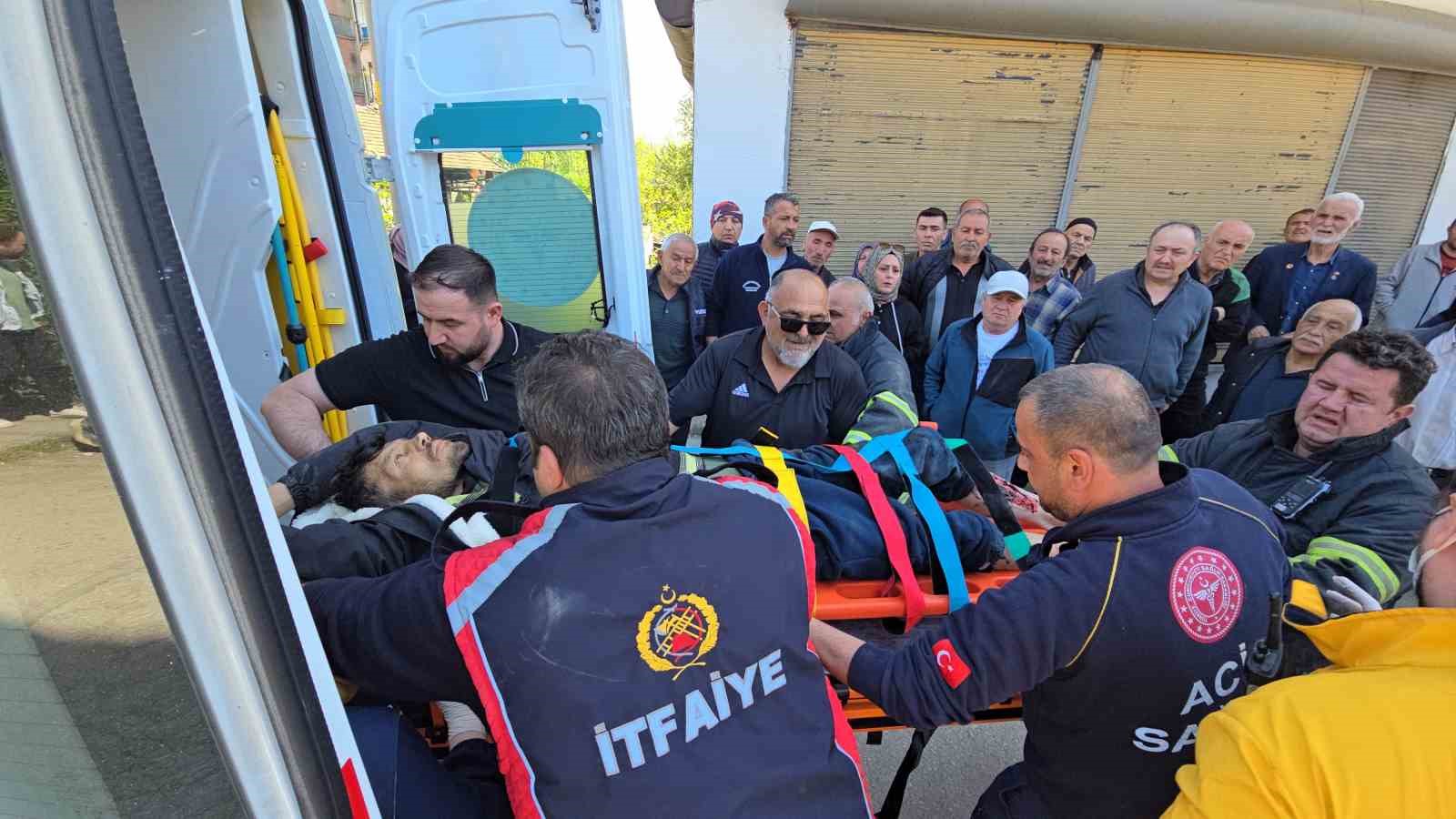 Minibüsün altında can pazarı: Motosikletliyi ekipler zamanla yarışarak kurtardı 10 minibusun altinda can pazari motosikletliyi ekipler zamanla yarisarak kurtardi 6 1SQgca8b
