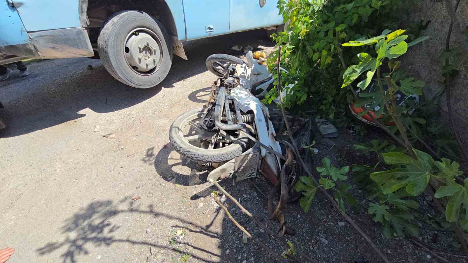 Minibüsün altında can pazarı: Motosikletliyi ekipler zamanla yarışarak kurtardı 11 minibusun altinda can pazari motosikletliyi ekipler zamanla yarisarak kurtardi 7 NBB97WaG