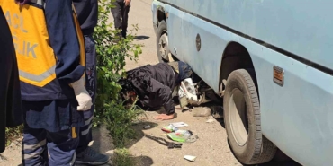 minibusun-altinda-can-pazari-motosikletliyi-ekipler-zamanla-yarisarak-kurtardi-eI3GOVmC.jpg