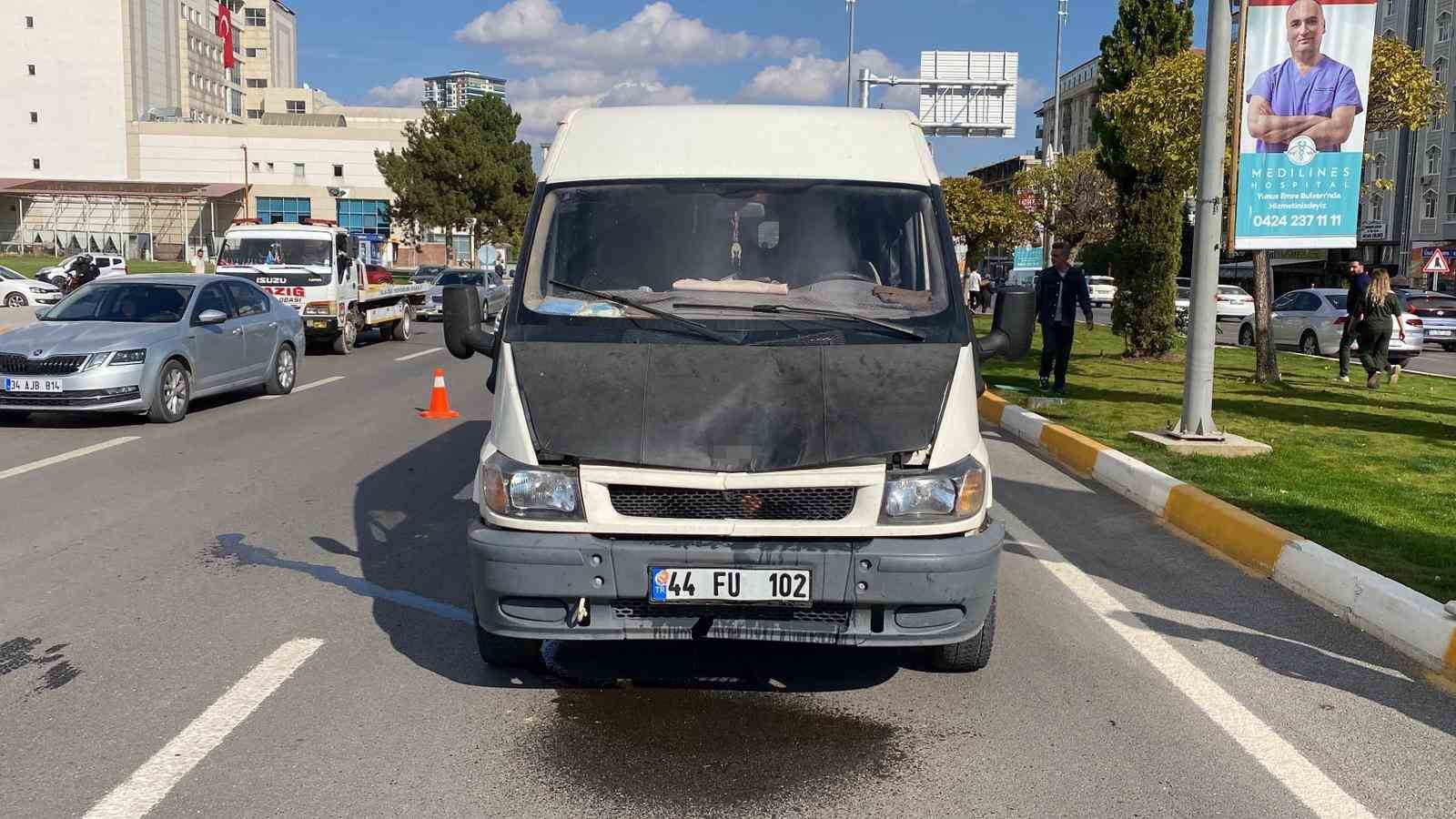 minibusun carptigi yasli kadin yaralandi 2 WVYf7QsH