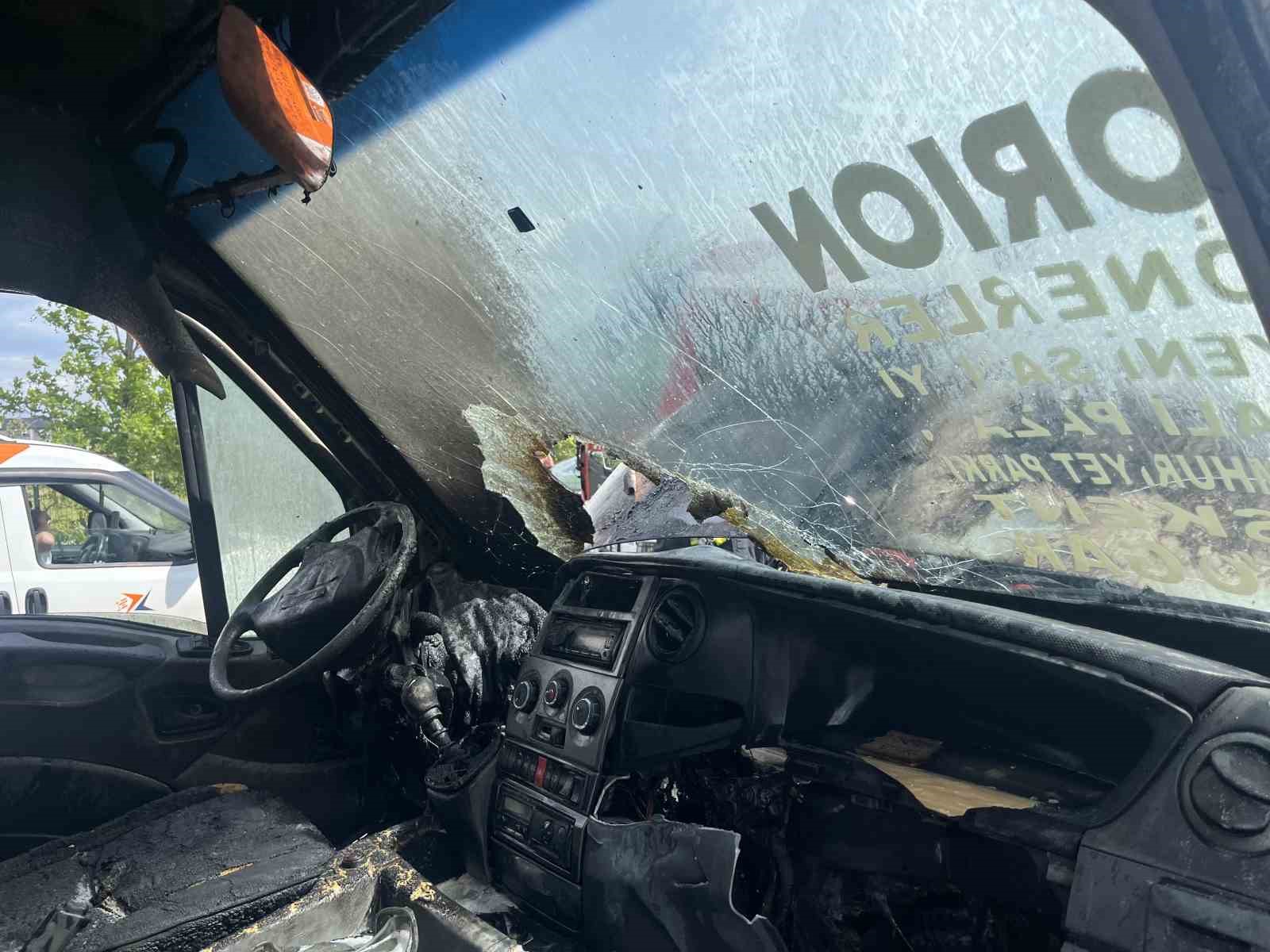 minibusun durumuna yakinirken yangina yakalandilar 0 LJ4mFV34
