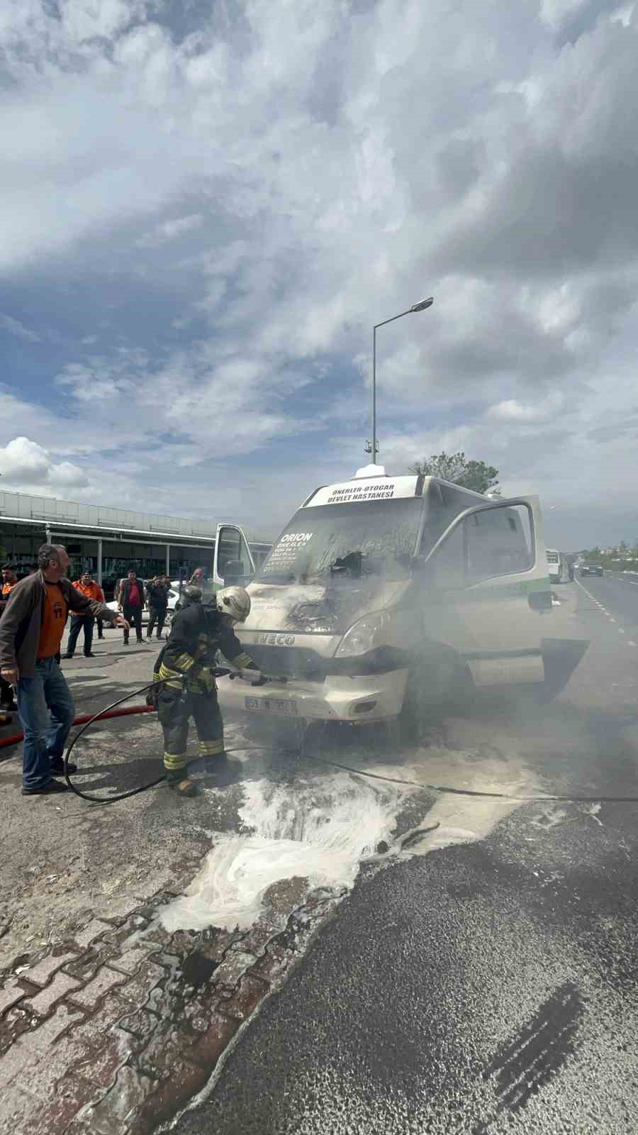 minibusun durumuna yakinirken yangina yakalandilar 2 TaOndKiC