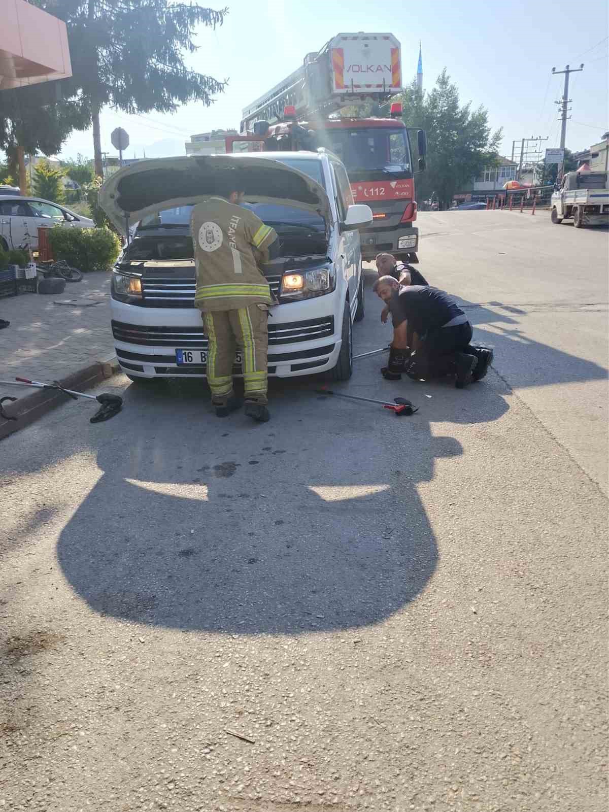 minibusun motoruna giren yilan itfaiye ekiplerini harekete gecirdi 0 MdBaJLQU