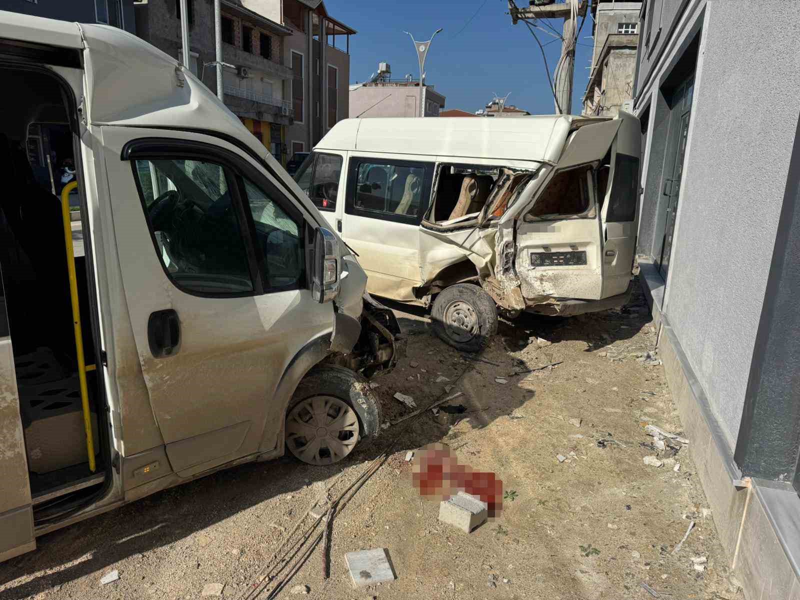Minibüsün, park halindeki minibüse çarptığı kazada 2 kişi yaralandı o anlar kamerada 4 minibusun park halindeki minibuse carptigi kazada 2 kisi yaralandi o anlar kamerada 0 RmZ9TQGk