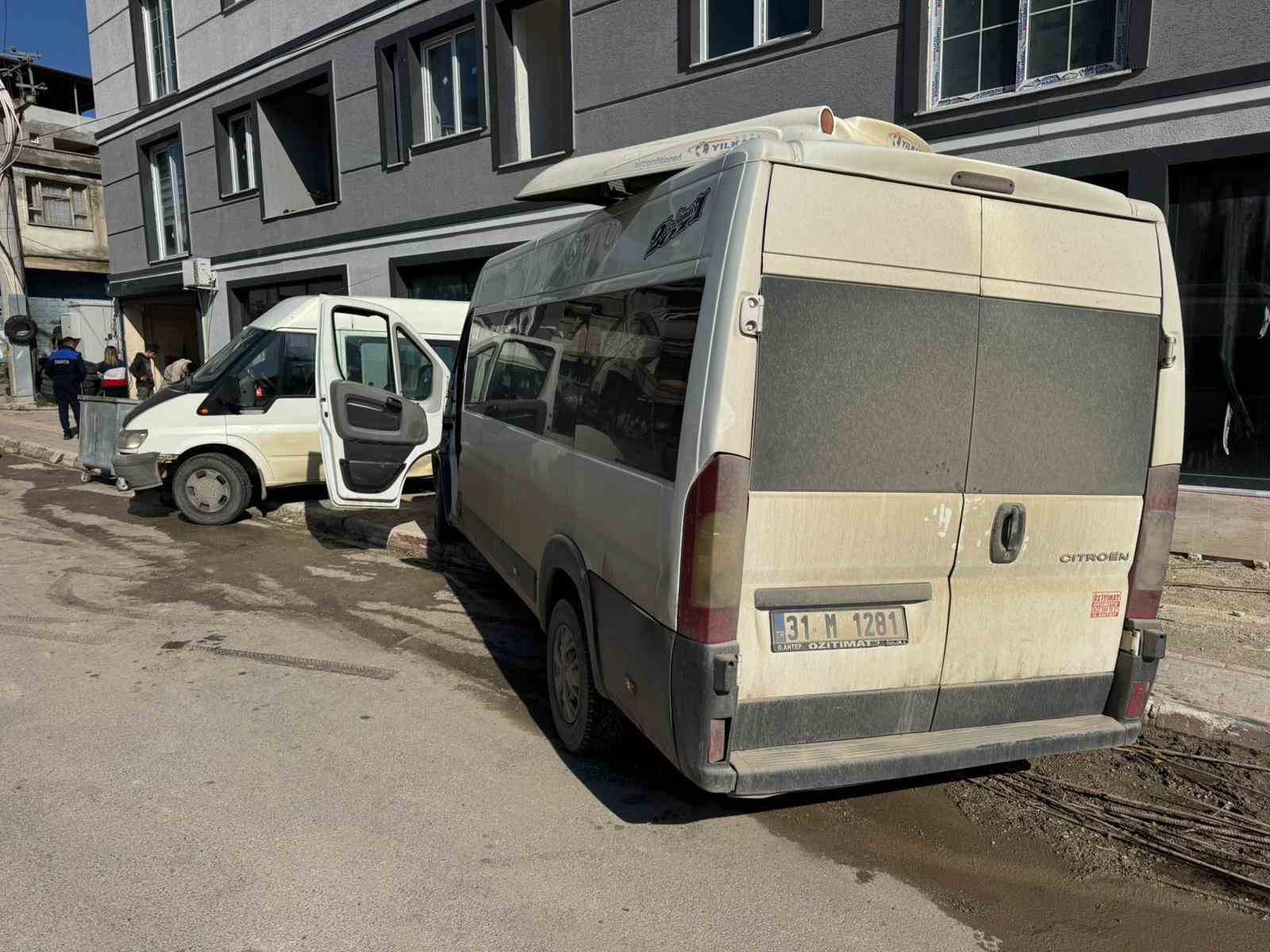 Minibüsün, park halindeki minibüse çarptığı kazada 2 kişi yaralandı o anlar kamerada 5 minibusun park halindeki minibuse carptigi kazada 2 kisi yaralandi o anlar kamerada 1 57yaIPQt