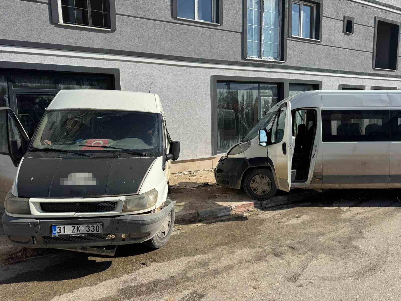 Minibüsün, park halindeki minibüse çarptığı kazada 2 kişi yaralandı o anlar kamerada 6 minibusun park halindeki minibuse carptigi kazada 2 kisi yaralandi o anlar kamerada 2 Ks7NYa67