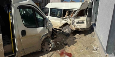 minibusun-park-halindeki-minibuse-carptigi-kazada-2-kisi-yaralandi-o-anlar-kamerada-DcQU3L1T.jpg